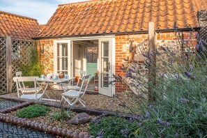 Outdoor dining - Chiffchaff Cottage, West Raynham, Norfolk (West Raynham)