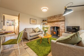 TV, fireplace - Chiffchaff Cottage, West Raynham, Norfolk (West Raynham)