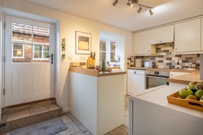 Microwave, dishwasher, highchair - Chiffchaff Cottage, West Raynham, Norfolk (West Raynham)