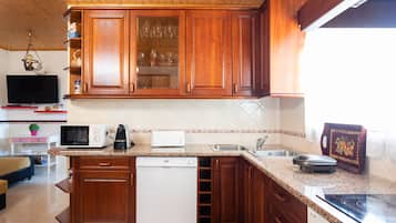 Coffee/tea maker, fridge, microwave, oven