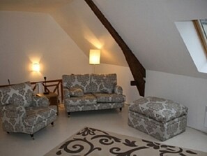 Televisie, een open haard, een dvd-speler en boeken