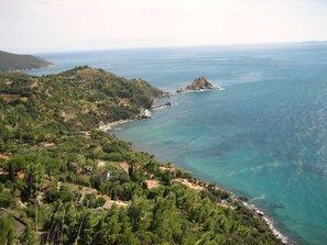 Beach nearby, sun loungers, beach towels