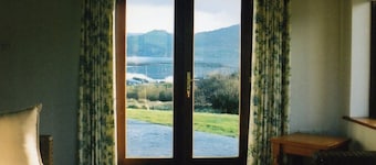 PALLAS LODGE, Beara Peninsula, overlooking Ardgroom Harbour and Kerry mountains