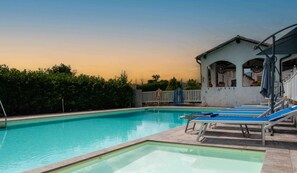 Outdoor pool - VILLA GIO' great pool,between Venice, Dolomites and Prosecco Hills, 12/14 people (Cappella Maggiore)