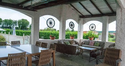 Villa con gran piscina, 12/14 personas, entre Venecia y los Dolomitas.