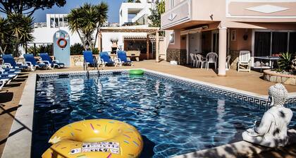 Ylellinen huvila, oma uima-allas, upeat merinäkymät kävelymatkan päässä