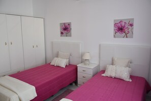 4 habitaciones, tabla de planchar con plancha y cuna de viaje 