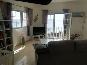 TV, DVD player, books, stereo