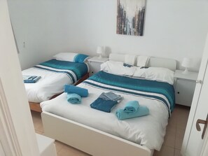 2 slaapkamers, een bureau, een strijkplank/strijkijzer, gratis wifi