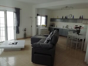 TV, lettore DVD, libri, impianto stereo