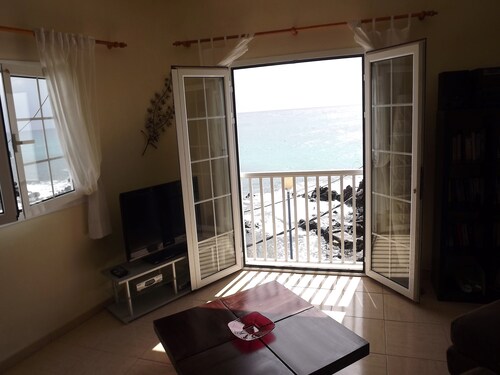 Waterfront Apartment with roof Terrace.  Children free in summer.