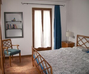 1 bedroom, travel cot, free WiFi, bed sheets