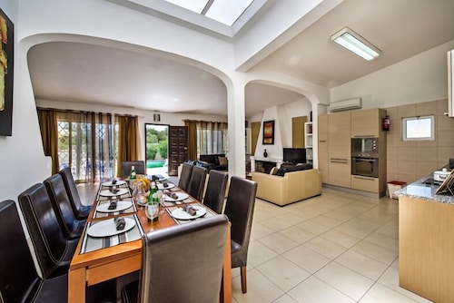 Beautiful, Spacious 6 Bedroom Villa Santa, Centrally Located In Albufeira