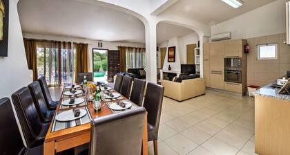 Beautiful, Spacious 6 Bedroom Villa Santa, Centrally Located In Albufeira