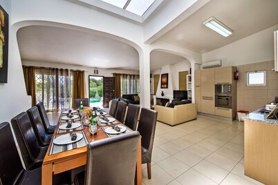 Beautiful, Spacious 6 Bedroom Villa Santa, Centrally Located In Albufeira