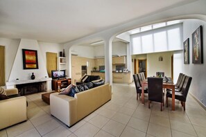 Smart TV, table tennis - Beautiful, Spacious 6 Bedroom Villa Santa, Centrally Located In Albufeira (Albufeira)