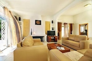 Smart TV, table tennis - Beautiful, Spacious 6 Bedroom Villa Santa, Centrally Located In Albufeira (Albufeira)