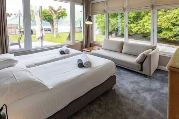 9 bedrooms, desk, iron/ironing board, cots/infant beds