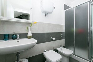 Shower, hair dryer, bidet, towels - classy apartment with WIFi in the historic center of Siena (siena)