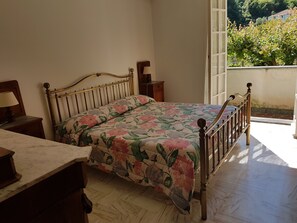 4 habitaciones, tabla de planchar con plancha, wifi y ropa de cama 