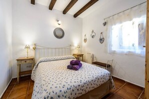 3 bedrooms, desk, iron/ironing board, free WiFi