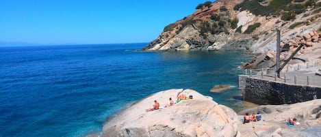 Una spiaggia nelle vicinanze