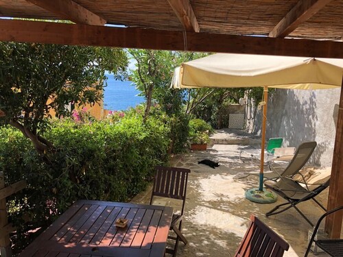 Appartement avec jardin et vue sur la mer à Pomonte, à 50 mètres des plages.