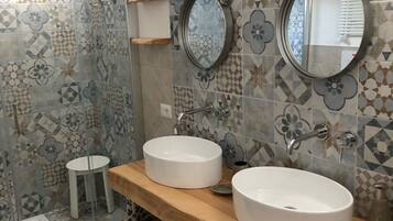 Combined shower/tub, hair dryer, bidet, towels