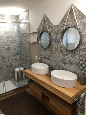Ensemble douche/baignoire, sèche-cheveux, bidet, serviettes fournies