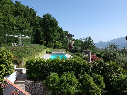 An oasis surrounded by greenery at the gates of the Amalfi coast