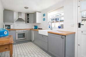 Fridge, microwave, oven, stovetop - Vintage Boutique Cottage In Deal, Kent - Couples, family & pet friendly (Deal)