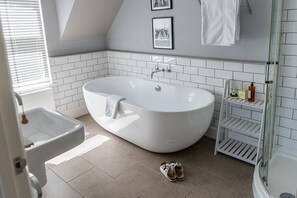 Combined shower/bathtub, hair dryer, towels, soap - Large All En Suite Grand House Close To Tunnels Beaches (Ilfracombe)