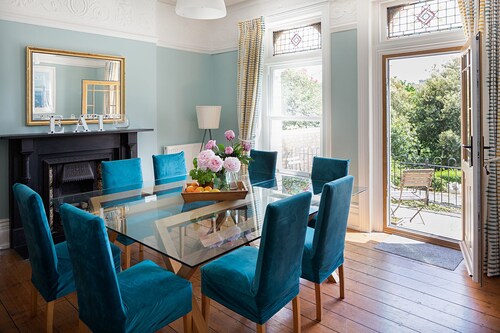 Large All En Suite Grand House Close To Tunnels Beaches