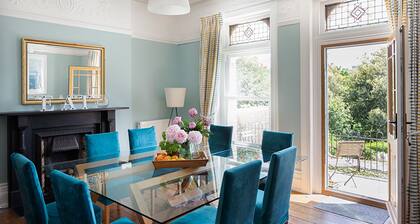 Large All En Suite Grand House Close To Tunnels Beaches