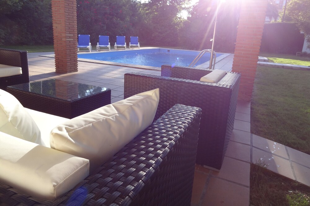 Private luxury villa with large garden and pool, enjoy with your family - WIFI