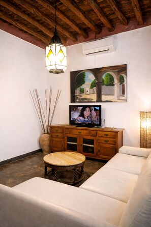 Una televisión, una chimenea, un reproductor de DVD