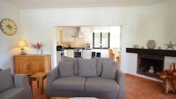 Een televisie, een dvd-speler, boeken en een filmbibliotheek