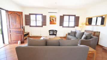 Een televisie, een dvd-speler, boeken en een filmbibliotheek