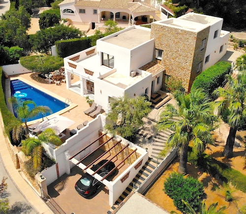 HIGH STANDING VILLA! ALL COMFORT, LARGE POOL, QUIET, CHARM, LUXURY...