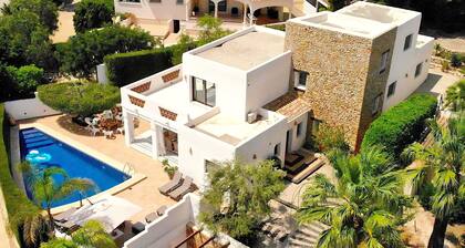 HIGH STANDING VILLA! ALL COMFORT, LARGE POOL, QUIET, CHARM, LUXURY...