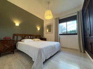 4 slaapkamers, een bureau, een strijkplank/strijkijzer, reisbedje