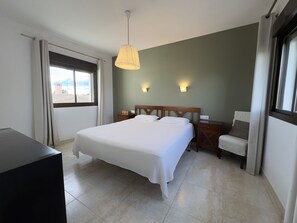 4 Schlafzimmer, Schreibtisch, Bügeleisen/Bügelbrett, Reisekinderbett