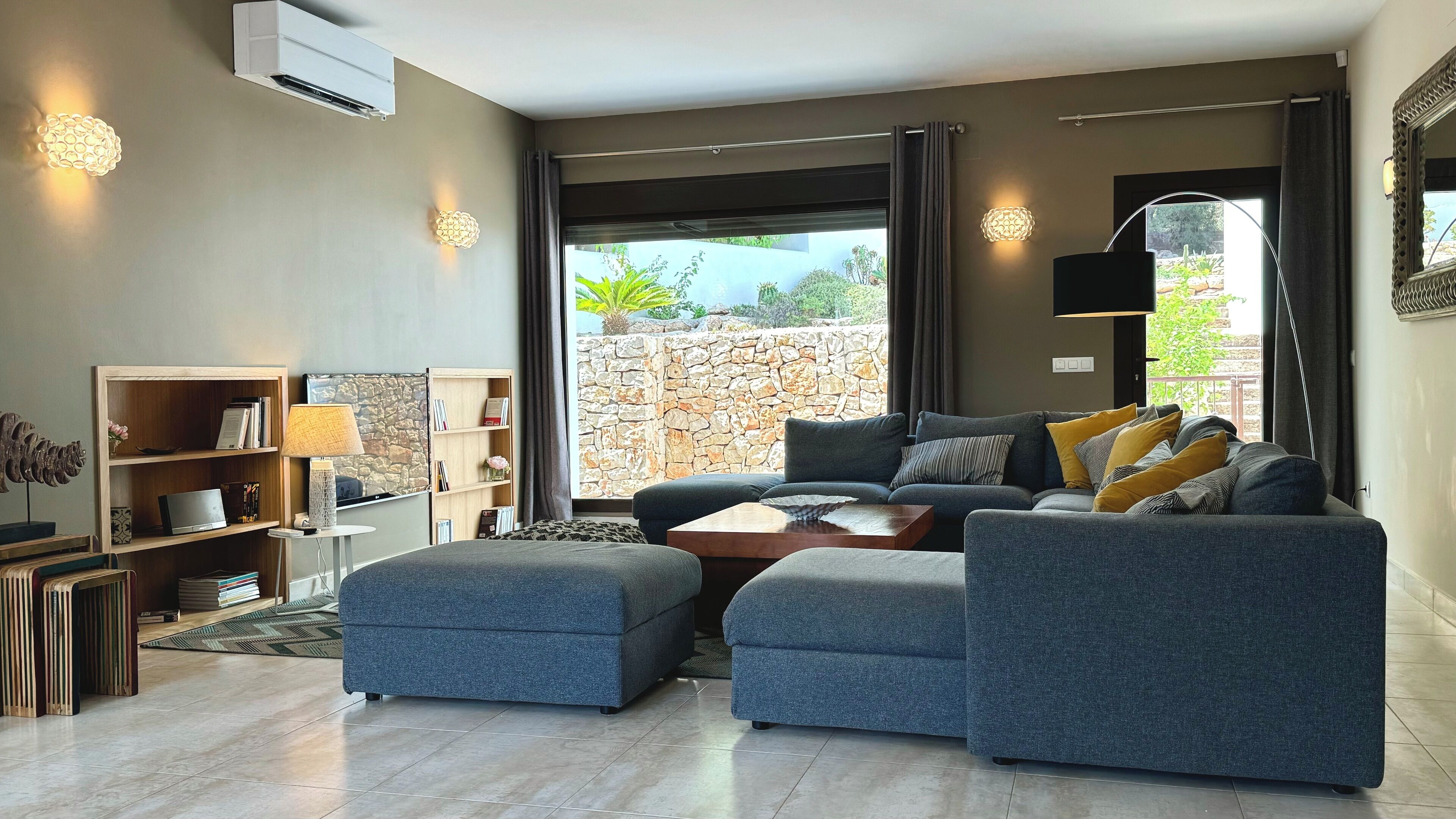 Smart TV, DVD player, books