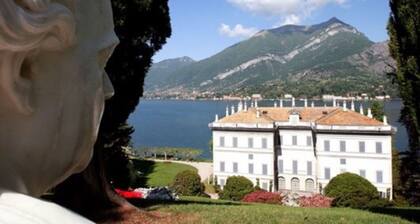 BELLAGIO NEAR THE LAKE, A STYLISH APARTMENT, GARDEN, PARKING RELAXING POSITION