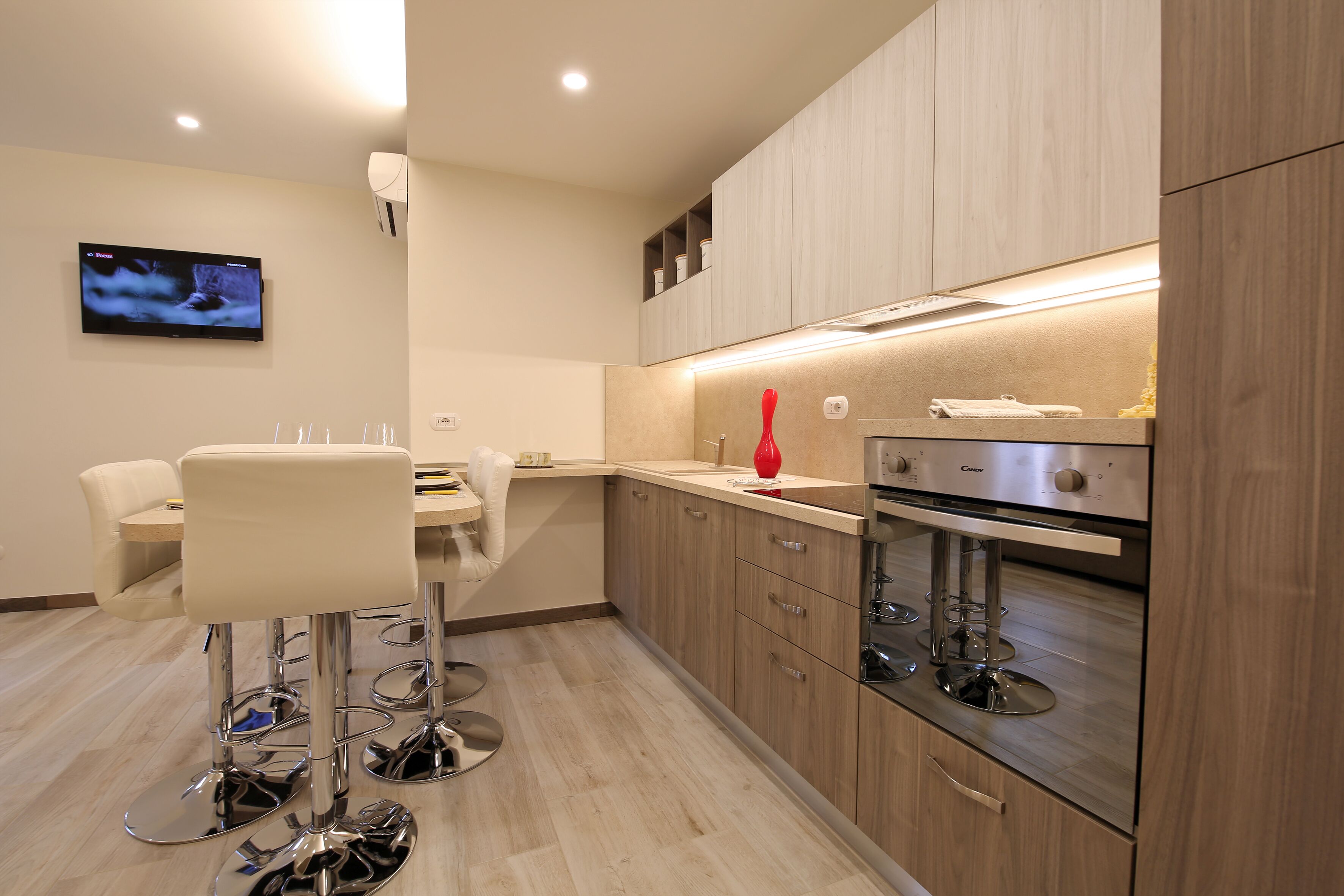 Frigorífico, horno, placa de cocina y lavavajillas