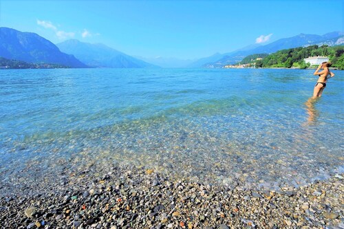 BELLAGIO NEAR THE LAKE, A STYLISH APARTMENT, GARDEN, PARKING RELAXING POSITION