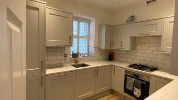 Réfrigérateur, four, plaque de cuisson, lave-vaisselle