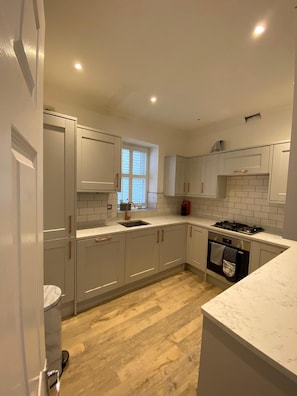 Fridge, oven, stovetop, dishwasher - Broadstairs Apartment With Sea Views (Broadstairs)