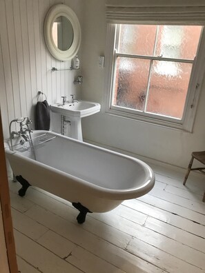 Tina, secadora de cabello, bidet 