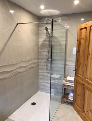 Shower, hair dryer, towels, toilet paper - 'Sea Haven', with its Amazing Sea View, perched on the cliff side. (Co Cork)